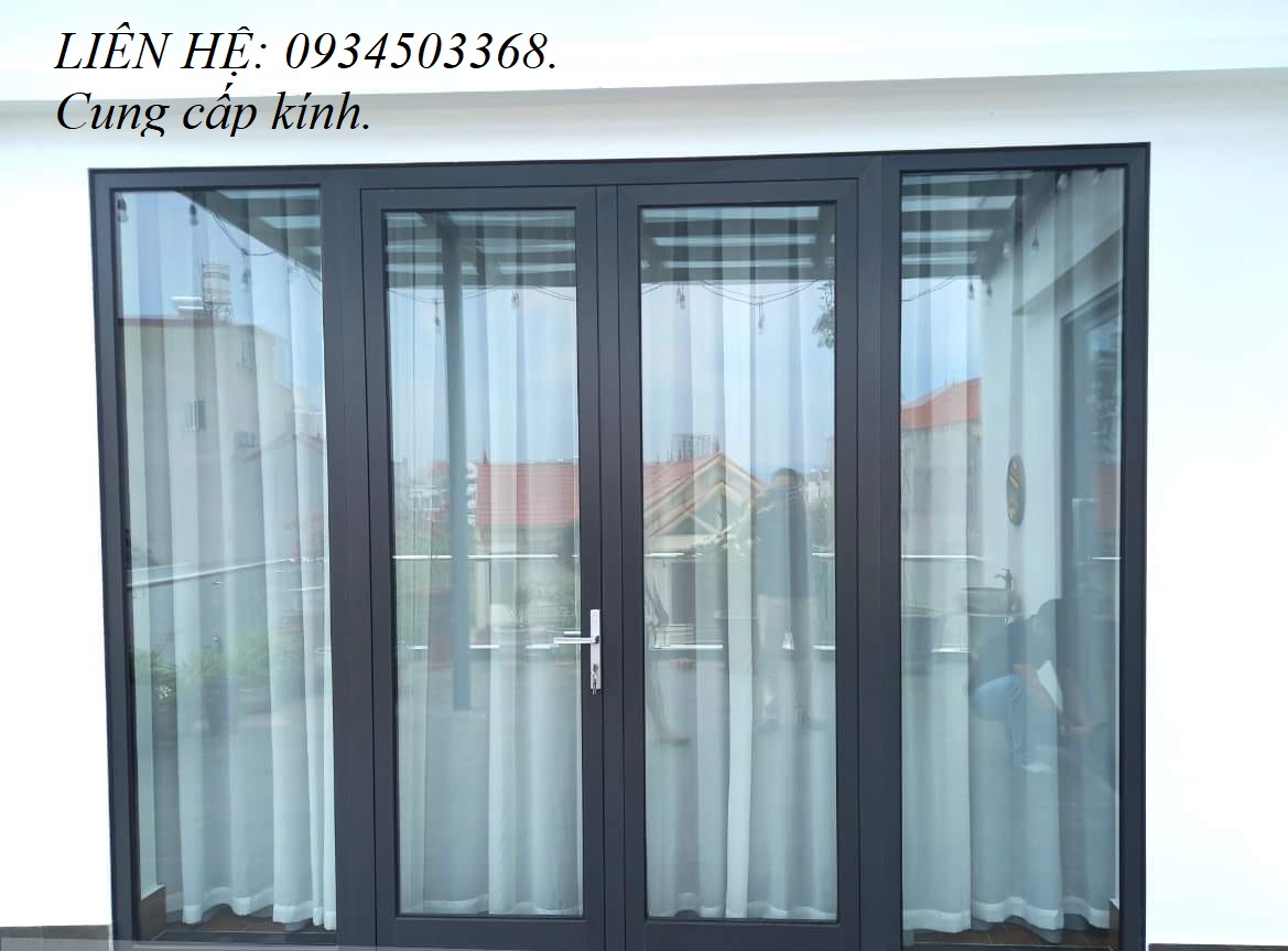 Cửa đi nhôm kính khung đen nhiều cánh, kính cường lực trong suốt kèm rèm trắng cho mặt tiền nhà